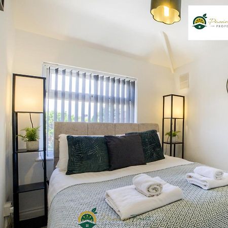3 Bedroom Coventry House By Passionfruitproperties With Free Wi-Fi, Large Garden And Driveway - 52Nrc Dış mekan fotoğraf